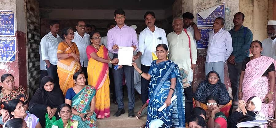 ಸಾಮಾಜಿಕ ಮತ್ತು ಶೈಕ್ಷಣಿಕ ಸಮೀಕ್ಷೆ ಕಾರ್ಯದಿಂದ ತಮ್ಮನ್ನು ಕೈಬಿಡಬೇಕು ಎಂದು ಆಗ್ರಹಿಸಿ ಅಂಗನವಾಡಿ ಕಾರ್ಯಕರ್ತೆಯರು ಮತ್ತು ಸಹಾಯಕಿಯರು ಸೋಮವಾರ ಸಿಂದಗಿ ಪಟ್ಟಣದ ತಾಲ್ಲೂಕು ಪ್ರಜಾಸೌಧದ ಎದುರು ಪ್ರತಿಭಟನೆ ನಡೆಸಿ ತಹಶೀಲ್ದಾರ್ ಕರೆಪ್ಪ ಬೆಳ್ಳಿ ಅವರಿಗೆ ಮನವಿ ಸಲ್ಲಿಸಿದರು