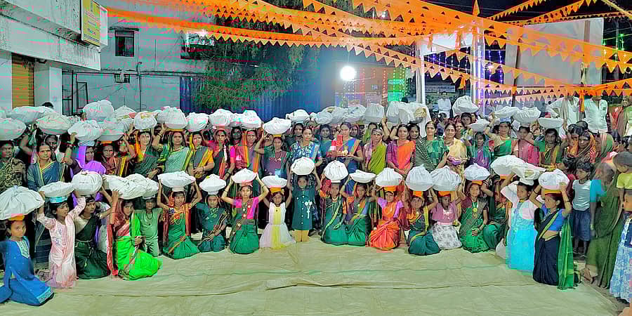 ಕವಿತಾಳ ಸಮೀಪದ ತೋರಣದಿನ್ನಿಯಲ್ಲಿ ನಡೆಯುವ ಜಾತ್ರೆಗೆ ಭಾನುವಾರ ಮಹಿಳೆಯರು ರೊಟ್ಟಿ ಬುತ್ತಿ ನೀಡಿದರು