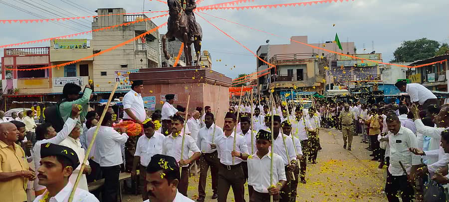 ನಾಲತವಾಡ ಪಟ್ಟಣದಲ್ಲಿ ಭಾನುವಾರ ಗಣ ವೇಷಧಾರಿಗಳ ಪಥಸಂಚಲನ ನಡೆದಾಗ ಸಾರ್ವಜನಿಕರು ಹೂಮಳೆಗರೆದರು