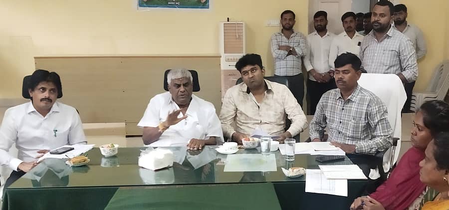ಚನ್ನರಾಯಪಟ್ಟಣದಲ್ಲಿ ಸೋಮವಾರ ಏರ್ಪಡಿಸಿದ್ದ ಅಧಿಕಾರಿಗಳ ಸಭೆಯಲ್ಲಿ ಶಾಸಕ ಎಚ್.ಡಿ. ರೇವಣ್ಣ ಮಾತನಾಡಿದರು. ವಿಧಾನ ಪರಿಷತ್ ಸದಸ್ಯ ಡಾ.ಸೂರಜ್ ರೇವಣ್ಣ, ಜಿ.ಎಸ್. ಶಂಕರಪ್ಪ, ಜಿ. ಆರ್. ಹರೀಶ್ ಭಾಗವಹಿಸಿದ್ದರು
