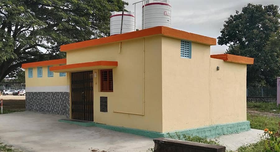 <div class="paragraphs"><p>ಹಳೇಬೀಡಿನ ಹೊಯ್ಸಳೇಶ್ವರ ದೇವಾಲಯದ ಪ್ರವೇಶ ದ್ವಾರದಲ್ಲಿ ಜೀರ್ಣೋದ್ದಾರವಾಗಿರುವ ಸುಲಭ ಶೌಚಾಲಯ.</p><p></p></div>