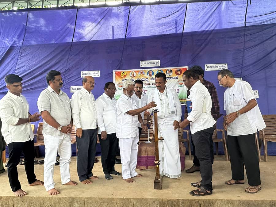 ಕಾರ್ಕಳ ಕಾಂಗ್ರೆಸ್ ಕಚೇರಿ ಆವರಣದಲ್ಲಿ ವಿದ್ಯಾರ್ಥಿ ಬಂಧುತ್ವ ವೇದಿಕೆ ಆಶ್ರಯದಲ್ಲಿ ಸೌಹಾರ್ದ ದೀಪಾವಳಿ ಕಾರ್ಯಕ್ರಮ ನಡೆಯಿತು