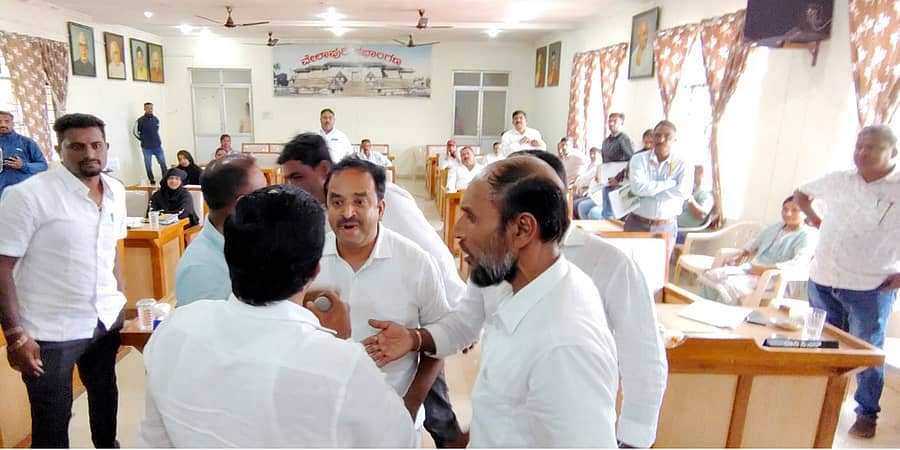 ಬೇಲೂರು ಪುರಸಭೆಯ ಸಾಮಾನ್ಯ ಸಭೆಯಲ್ಲಿ ಕಾಂಗ್ರೆಸ್ ಸದಸ್ಯರು ಕಿತ್ತಾಟ ಮಾಡಿಕೊಂಡರು.