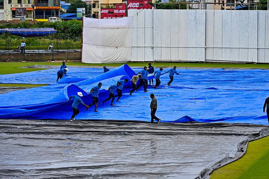 ಭಾನುವಾರ ಮಳೆ ನಿಂತ ನಂತರ ಪಿಚ್ ಮೇಲೆ ಹಾಕಿದ್ದ ಟಾರ್ಪಾಲ್ಗಳನ್ನು ತೆರವುಗೊಳಿಸುವಲ್ಲಿ ನಿರತರಾಗಿದ್ದ ಮೈದಾನದ ಸಿಬ್ಬಂದಿ ಪ್ರಜಾವಾಣಿ ಚಿತ್ರ/ ಕೃಷ್ಣ ಕುಮಾರ್ ಪಿ.ಎಸ್.