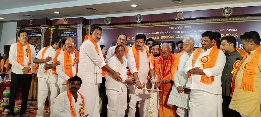 ಕಾರಟಗಿಯಲ್ಲಿ ಸೋಮವಾರ ಮಹರ್ಷಿ ವಾಲ್ಮೀಕಿ ಜಯಂತಿ ಕಾರ್ಯಕ್ರಮಕ್ಕೆ ಸಚಿವ ಶಿವರಾಜ ತಂಗಡಗಿ ಚಾಲನೆ ನೀಡಿದರು