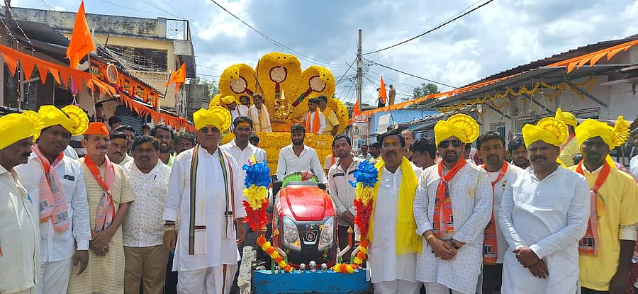 ಶಹಾಬಾದ ನಗರದ ಇಂಜನ್ ಫೈಲ್ ಬಡಾವಣೆಯಲ್ಲಿ ಸ್ಥಾಪಿಸಲು ಉದ್ದೇಶಿಸಿರುವ ಶ್ರೀರೇಣುಕಾ ಎಲ್ಲಮ್ಮಾ ದೇವಿ ಮೂರ್ತಿ, ದೇವಸ್ಥಾನದ ಕಳಸವನ್ನು ಅಲಂಕೃತ ವಾಹನದಲ್ಲಿ ಮೆರವಣಿಗೆ ನಡೆಸಲಾಯಿತು