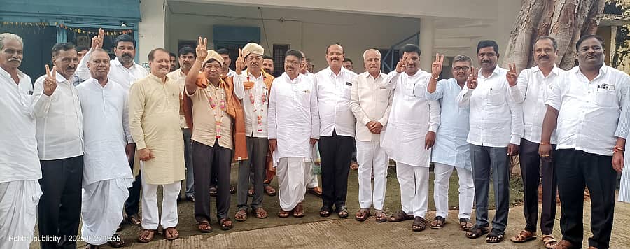 ಮುದ್ದೇಬಿಹಾಳ ಪಟ್ಟಣದ ಟಿಎಪಿಸಿಎಂಎಸ್ನ ನೂತನ ಅಧ್ಯಕ್ಷರಾಗಿ ಅವಿರೋಧವಾಗಿ ಆಯ್ಕೆಯಾದ ಮನೋಹರ ಮೇಟಿ, ಉಪಾಧ್ಯಕ್ಷರಾಗಿ ಚಿದಾನಂದ ಸೀತಿಮನಿ ಅವರು ಶಾಸಕ ಸಿ.ಎಸ್.ನಾಡಗೌಡ ಸಮ್ಮುಖದಲ್ಲಿ ವಿಜಯೋತ್ಸವ ಆಚರಿಸಿದರು