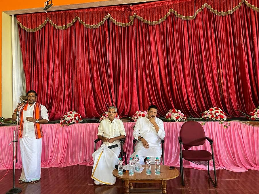 ಪುತ್ತೂರು ತಾಲ್ಲೂಕಿನ ಈಶ್ವರಮಂಗಲದ ಹನುಮಗಿರಿ ಕ್ಷೇತ್ರದಲ್ಲಿ ಎ.9ರಿಂದ 12ರ ತನಕ ನಡೆಯಲಿರುವ ಕೋದಂಡರಾಮ-ಪಂಚಮುಖಿ ಆಂಜನೇಯ ದೇವರ ಬ್ರಹ್ಮಕಲಶೋತ್ಸವದ ಪೂರ್ವಭಾವಿ ಸಭೆಯಲ್ಲಿ ಕುಂಟಾರು ರವೀಶ ತಂತ್ರಿ ಮಾತನಾಡಿದರು. ನಳಿನ್ ಕುಮಾರ್ ಕಟೀಲು, ನನ್ಯ ಅಚ್ಚುತ ಮೂಡೆತ್ತಾಯ ಪಾಲ್ಗೊಂಡಿದ್ದರು