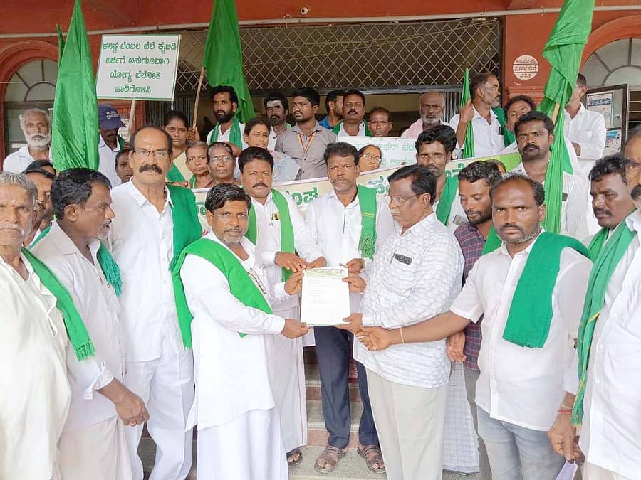 ಸಿಂಧನೂರಿನ ಕರ್ನಾಟಕ ರಾಜ್ಯ ರೈತ ಸಂಘ ಹಾಗೂ ಹಸಿರು ಸೇನೆ ಜಿಲ್ಲಾ ಘಟಕದಿಂದ ಸೋಮವಾರ ಮಿನಿವಿಧಾನಸೌಧ ಕಚೇರಿಯ ಮುಂದೆ ವಿವಿಧ ಬೇಡಿಕೆಗಳ ಈಡೇರಿಕೆಗಾಗಿ ಒತ್ತಾಯಿಸಿ ಪ್ರತಿಭಟಿಸಿ ಗ್ರೇಡ್-2 ತಹಶೀಲ್ದಾರ್ ಚಂದ್ರಶೇಖರ ಅವರಿಗೆ ಮನವಿ ಪತ್ರ ಸಲ್ಲಿಸಲಾಯಿತು