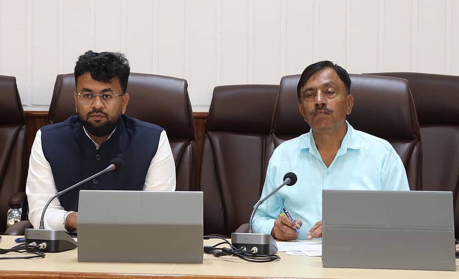 ಬೆಳಗಾವಿಯಲ್ಲಿ ಸೋಮವಾರ ನಡೆದ ವಿಶೇಷ ಸಮಗ್ರ ಪರಿಷ್ಕರಣೆ ಸಂಬಂಧಿಸಿದ ಸಭೆಯಲ್ಲಿ ಪಿ.ಎಸ್. ವಸ್ತ್ರದ ಮಾತನಾಡಿದರು. ರಾಹುಲ್ ಶಿಂಧೆ ಜೊತೆಗಿದ್ದರು