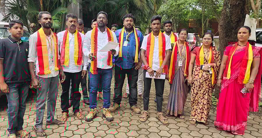 ಬೆಳಗಾವಿ ಜಿಲ್ಲೆಯ ಕೈಗಾರಿಕಾ ಪ್ರದೇಶದಲ್ಲಿರುವ ಕಂಪನಿಗಳಲ್ಲಿ  ರಾಜ್ಯೋತ್ಸವ ಆಚರಣೆಯನ್ನು ಕಡ್ಡಾಯಗೊಳಿಸಬೇಕು ಎಂದು ಆಗ್ರಹಿಸಿ ಕರ್ನಾಟಕ ರಕ್ಷಣಾ ವೇದಿಕೆ ಯುವ ಸೇನೆಯ ಜಿಲ್ಲಾ ಘಟಕದ ವತಿಯಿಂದ ನಗರದಲ್ಲಿ ಸೋಮವಾರ ಪ್ರತಿಭಟನೆ ನಡೆಸಲಾಯಿತು