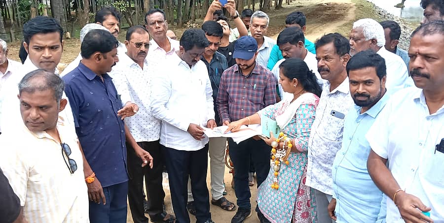 ಅಬ್ಬಿಗೆರೆ ಕೆರೆಯ ನೀಲನಕ್ಷೆಯನ್ನು ಎಸ್. ಮುನಿರಾಜು ವೀಕ್ಷಿಸಿದರು