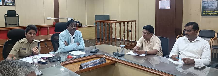 ಹಾವೇರಿ ಜಿಲ್ಲಾಧಿಕಾರಿ ಕಚೇರಿ ಸಭಾಂಗಣದಲ್ಲಿ ಸೋಮವಾರ ಏರ್ಪಡಿಸಿದ್ದ ‘ನಾರ್ಕೊ ಸಮನ್ವಯ ಸಮಿತಿ (ಎನ್ಸಿಒಆರ್ಡಿ) ಸಭೆ’ಯಲ್ಲಿ ಜಿಲ್ಲಾಧಿಕಾರಿ ವಿಜಯ ಮಹಾಂತೇಶ ಅವರು ಮಾತನಾಡಿದರು