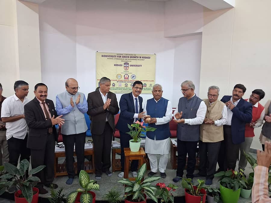 ಕುಶಾಲನಗರ ಸಮೀಪದ ಚಿಕ್ಕ ಅಳುವಾರದ ಕೊಡಗು ವಿಶ್ವವಿದ್ಯಾಲಯದಲ್ಲಿ ಸೋಮವಾರ ಏರ್ಪಡಿಸಿದ್ದ ಹಸಿರು ಸಂರಕ್ಷಣೆಯಲ್ಲಿ ಕೊಡಗಿನ ಜೀವವೈವಿಧ್ಯ ಎಂಬ ರಾಷ್ಟ್ರೀಯ ವಿಚಾರ ಸಂಕಿರಣವನ್ನು ಭಾರತೀಯ ಶಿಕ್ಷಣ ಮಂಡಲದ ಅಧ್ಯಕ್ಷ ಬಿ.ಆರ್. ಶಂಕರಾನಂದ ಉದ್ಘಾಟಿಸಿದರು