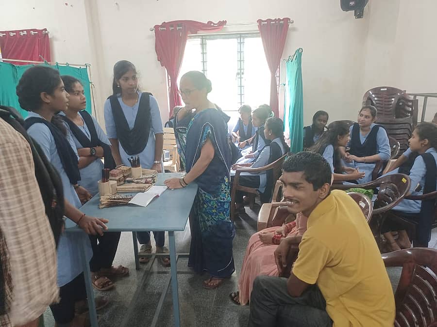 <div class="paragraphs"><p> ವಿದ್ಯಾರ್ಥಿಗಳು </p></div>