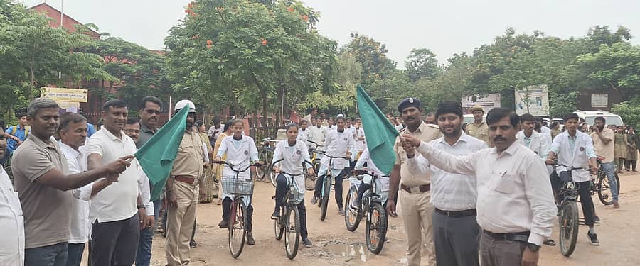 ಸಿಂಧನೂರಿನ ತಹಶೀಲ್ದಾರ್ ಕಚೇರಿಯ ಆವರಣದಲ್ಲಿ ಮಂಗಳವಾರ ಹಮ್ಮಿಕೊಂಡಿದ್ದ ಸೈಬರ್ ಸುರಕ್ಷತಾ ಸೈಕಲ್ ಜಾಥಾಕ್ಕೆ ಹಸಿರು ನಿಶಾನೆ ತೋರಿಸುವ ಚಾಲನೆ ನೀಡಲಾಯಿತು