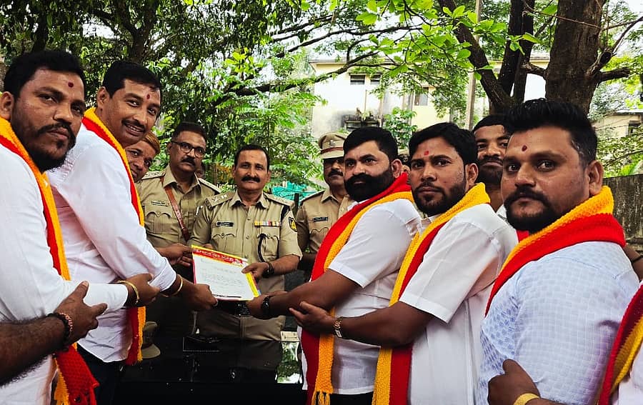 <div class="paragraphs"><p>ಬೆಳಗಾವಿಯ ಶಿವಾಜಿ ಉದ್ಯಾನದಿಂದ ಶನಿ ಮಂದಿರ ಮಾರ್ಗವಾಗಿ ರಾಣಿ ಚನ್ನಮ್ಮನ ವೃತ್ತದವರೆಗೆ ಕರ್ನಾಟಕ ರಾಜ್ಯೋತ್ಸವದ ಮೆರವಣಿಗೆ ಆಯೋಜನೆಗೆ ಅನುಮತಿ ನೀಡಬೇಕು ಎಂದು ಆಗ್ರಹಿಸಿ, ಕರ್ನಾಟಕ ರಕ್ಷಣಾ ವೇದಿಕೆ(ಟಿ.ಎ.ನಾರಾಯಣಗೌಡ ಬಣ) ಕಾರ್ಯಕರ್ತರು ನಗರ ಪೊಲೀಸ್ ಉಪ ಆಯುಕ್ತ(ಕಾನೂನು ಮತ್ತು ಸುವ್ಯವಸ್ಥೆ) ನಾರಾಯಣ ಭರಮನಿ ಅವರಿಗೆ ಮಂಗಳವಾರ ಮನವಿ ಸಲ್ಲಿಸಿದರು. </p></div>