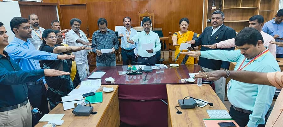 ಮಂಡ್ಯ ಜಿಲ್ಲಾಧಿಕಾರಿ ಕಚೇರಿಯಲ್ಲಿ ಜಿಲ್ಲಾಧಿಕಾರಿ ಕುಮಾರ ಅವರು  ಅಧಿಕಾರಿಗಳಿಗೆ ತಂಬಾಕು ಮುಕ್ತ ಯುವ ಅಭಿಯಾನದ ಪ್ರಮಾಣ ವಚನ  ಬೋಧಿಸಿದರು