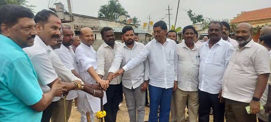 ಹಾರೋಹಳ್ಳಿಯ ಟಿ.ಹೊಸಹಳ್ಳಿಯಲ್ಲಿ ಕಾಂಕ್ರೀಟ್ ರಸ್ತೆ ಕಾಮಗಾರಿಗೆ ಶಾಸಕ ಇಕ್ಬಾಲ್ ಹುಸೇನ್ ಚಾಲನೆ ನೀಡಿದರು.