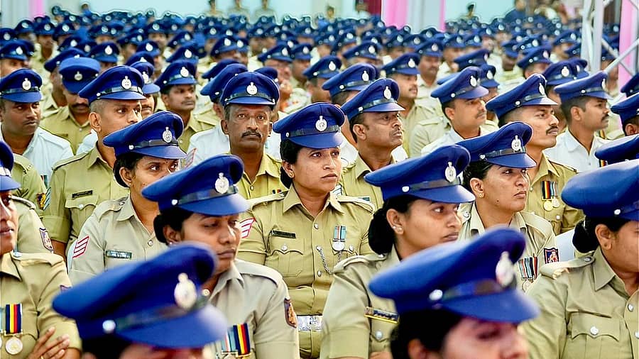 <div class="paragraphs"><p>ಇಂದು ಬೆಂಗಳೂರಿನಲ್ಲಿ ನಡೆದ ಕರ್ನಾಟಕ ರಾಜ್ಯ ಪೊಲೀಸ್ ಸಿಬ್ಬಂದಿಯ ಪೀಕ್ ಕ್ಯಾಪ್ ವಿತರಣೆ  ಸಿಎಂ ಸಿದ್ದರಾಮಯ್ಯ, ಡಿಸಿಎಂ ಡಿ.ಕೆ. ಶಿವಕುಮಾರ್ ಹಾಗೂ ಗೃಹ ಸಚಿವ ಜಿ. ಪರಮೇಶ್ವರ್ ಅವರು ಪೊಲೀಸ್ ಸಿಬ್ಬಂದಿಗೆ ಸಾಂಕೇತಿಕವಾಗಿ ನೀಲಿ ಬಣ್ಣದ ಪೀಕ್ ಕ್ಯಾಪ್ ವಿತರಿಸಿದರು.</p></div>