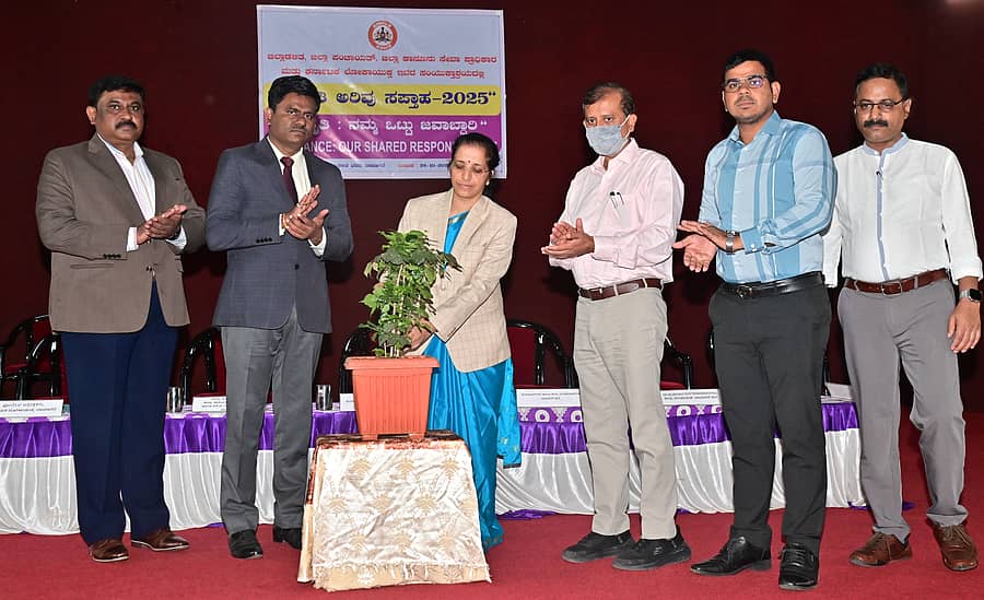 ದಾವಣಗೆರೆಯ ಜಿಲ್ಲಾಧಿಕಾರಿ ಕಚೇರಿಯ ತುಂಗಭದ್ರಾ ಸಭಾಂಗಣದಲ್ಲಿ ಮಂಗಳವಾರ ಆಯೋಜಿಸಿದ್ದ ರಾಷ್ಟ್ರೀಯ ಸೈಬರ್ ಭದ್ರತಾ ಜಾಗೃತಿ ಮಾಸ ಹಾಗೂ ಅರಿವು ಸಪ್ತಾಹವನ್ನು ಪ್ರಧಾನ ಜಿಲ್ಲಾ ಮತ್ತು ಸೆಷನ್ಸ್ ನ್ಯಾಯಾಧೀಶೆ ಡಿ.ಕೆ. ವೇಲಾ ಉದ್ಘಾಟಿಸಿದರು –ಪ್ರಜಾವಾಣಿ ಚಿತ್ರ