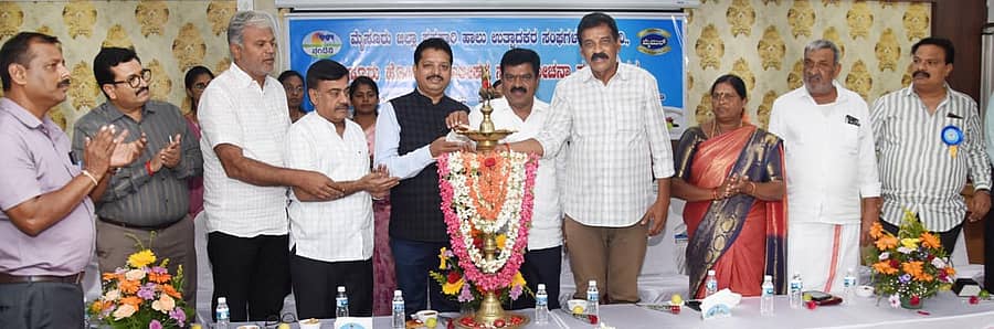 ಮೈಮುಲ್ ಸಭಾಂಗಣದಲ್ಲಿ ಮಂಗಳವಾರ ನಡೆದ ಸಮಾಲೋಚನಾ ಸಭೆಯನ್ನು ಕೆ. ಈರೇಗೌಡ ಹಾಗೂ ನಾರಾಯಣ ಗೌಡ ಉದ್ಘಾಟಿಸಿದರು. ಕೆ.ಎನ್. ಸುರೇಶ್ನಾಯ್ಕ್, ಸತೀಶ್, ರವಿಶಾಸ್ತ್ರಿ, ಗೋವಿಂದೇಗೌಡ, ಸದಾನಂದ ಜೊತೆಗಿದ್ದರು