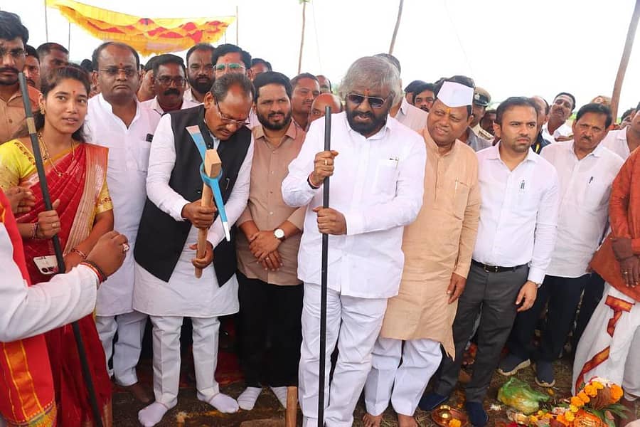 ಕಮಲನಗರ ಪಟ್ಟಣದ ಖತಗಾಂವ ರಸ್ತೆಯಲ್ಲಿ ನಿರ್ಮಾಣಗೊಳ್ಳಲಿರುವ ಪ್ರಜಾಸೌಧ ಕಟ್ಟಡ ಕಾಮಗಾರಿಗೆ ಮಂಗಳವಾರ ಜಿಲ್ಲಾ ಉಸ್ತುವಾರಿ ಸಚಿವ ಈಶ್ವರ ಖಂಡ್ರೆ ಹಾಗೂ ಶಾಸಕ ಪ್ರಭು ಚವಾಣ್ ಭೂಮಿ ಪೂಜೆ ನೆರವೇರಿಸಿದರು