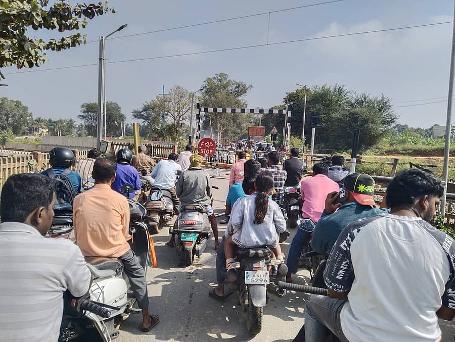 ಆನೇಕಲ್ ಸಮೀಪದ ಹಾಲ್ದೇನಹಳ್ಳಿ ರೈಲ್ವೆ ಗೇಟ್ ಬಳಿ ವಾಹನ ದಟ್ಟಣೆ