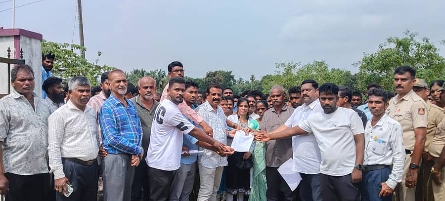 ವಿದ್ಯಾರ್ಥಿನಿಯರಿಗೆ ಲೈಂಗಿಕ ಕಿರುಕುಳ ನೀಡುತ್ತಿರುವ ಉಪನ್ಯಾಸಕನನ್ನು ಅಮಾನತ್ತುಗೊಳಿಸಬೇಕು ಎಂದು ಪೋಷಕರು ಹಾಗೂ ವಿವಿಧ ಸಂಘಟನೆಯವರು ಕಾಲೇಜು ಅಭಿವೃದ್ಧಿ ಸಮಿತಿ ಉಪಾಧ್ಯಕ್ಷ ಮಂಜೇಶ್ವರ ನಾಯಕ ಅವರಿಗೆ ಮನವಿ ಸಲ್ಲಿಸಿದರು