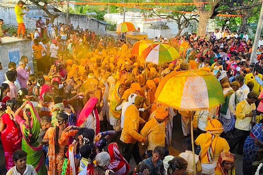 ಗುರುಮಠಕಲ್ ತಾಲ್ಲೂಕಿನ ತಾತಾಳಗೇರಾ ಗ್ರಾಮದಲ್ಲಿ ಭಾನುವಾರ ಜರುಗಿದ ಬಂಗಾರುಗುಂಡು ಮಲ್ಲಯ್ಯ ಜಾತ್ರಾ ಮೆರವಣಿಗೆಯಲ್ಲಿ ಭಂಡಾರ(ಅರಶಿಣ)ದಲ್ಲಿ ಮಿಂದೆದ್ದ ಭಕ್ತರು