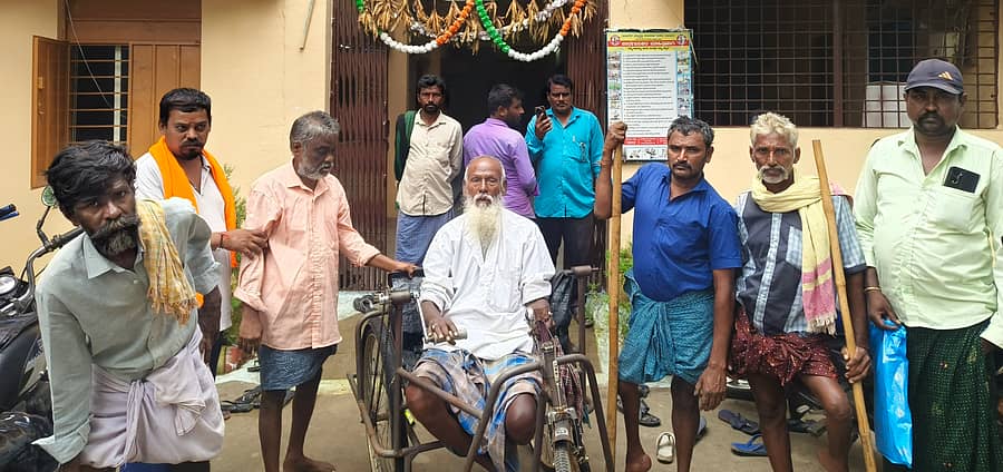 ತೆಕ್ಕಲಕೋಟೆ ಪಟ್ಟಣ ಪಂಚಾಯಿತಿ ಸಭಾಂಗಣದಲ್ಲಿ ಆಯೋಜಿಸಿದ್ದ ಅಂಗವಿಕಲರ ಉಚಿತ ತಪಾಸಣಾ ಶಿಬಿರ ಮಹಡಿ ಹತ್ತಲು ಆಗದೆ ಅಂಗವಿಕಲರು ತಾಸುಗಟ್ಟಲೆ ಪಂಚಾಯಿತಿ ಆವರಣದಲ್ಲಿ ಕಾಯುವಂತಾಯಿತು