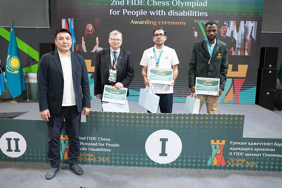 ಕಿಶನ್ ಗಂಗೊಳ್ಳಿ (ಮಧ್ಯದಲ್ಲಿ ಬಿಳಿ ಅಂಗಿ ಧರಿಸುವವರು)