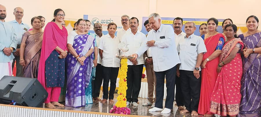 ಕೊಪ್ಪದಲ್ಲಿ ಅಮ್ಮ ಫೌಂಡೇಷನ್ ಆಯೋಜಿಸಿದ್ದ ಉದ್ಯೋಗ ಮೇಳವನ್ನು ಜೆಡಿಎಸ್ ಮುಖಂಡ ಎಚ್.ಜಿ.ವೆಂಕಟೇಶ್ ಉದ್ಘಾಟಿಸಿದರು