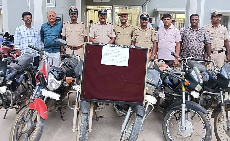 ಆರೋಪಿಗಳಿಂದ ವಶಪಡಿಸಿಕೊಂಡಿರುವ ವಾಹನಗಳೊಂದಿಗೆ ಬಂಗಾರಪೇಟೆ ಪೋಲಿಸರ ತಂಡ