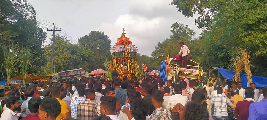 ತಡಸ ತಾಯಮ್ಮ ದೇವಿಯ ಜಾತ್ರಾ ರಥೋತ್ಸವ ಸಾವಿರಾರು ಭಕ್ತರ ನಡುವೆ ಜರುಗಿತು.