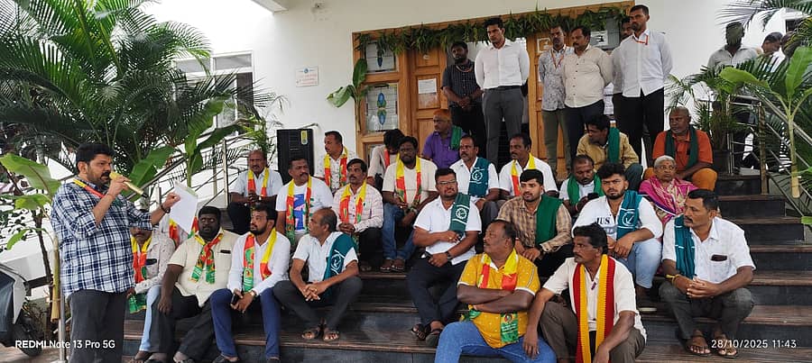 ಕನಕಪುರ ನಗರಸಭೆ ಮುಂಭಾಗ ಮಂಗಳವಾರ ನಡೆದ ಪ್ರತಿಭಟನೆ ನಡೆಯಿತು