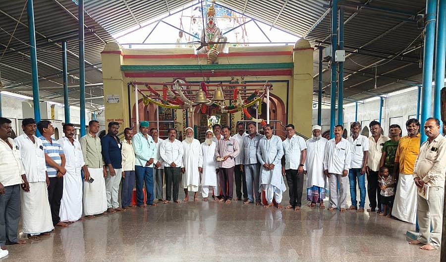 ಲಿಂಗಸುಗೂರು ಪುರಸಭೆ ವ್ಯಾಪ್ತಿಯ ಕಸಬಾಲಿಂಗಸುಗೂರು ಕುಪ್ಪಿಭೀಮದೇವರ ರಥೋತ್ಸವಕ್ಕೆ ಮುಸ್ಲಿಂ ಸಮುದಾಯದಿಂದ ಎರಡು ಲಕ್ಷ ರೂಪಾಯಿ ದೇಣಿಗೆಯನ್ನು ಸಮಿತಿ ಕಾರ್ಯದರ್ಶಿಗೆ ನೀಡಲಾಯಿತು