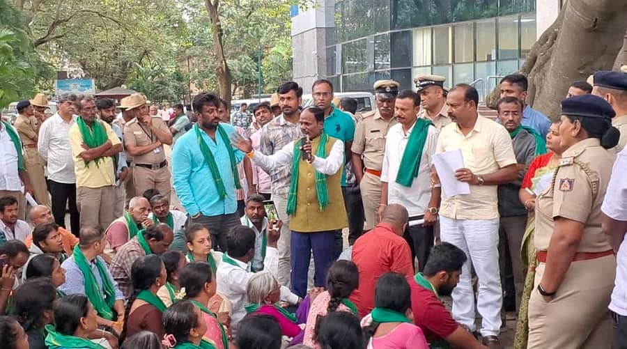 ಆನೇಕಲ್ ತಾಲ್ಲೂಕಿನ ಸರ್ಜಾಪುರ ಹೋಬಳಿಯಲ್ಲಿ ಕೆಐಎಡಿಬಿ ಭೂಸ್ವಾಧೀನ ಪ್ರಕ್ರಿಯೆ ವಿರೋಧಿಸಿ ಸರ್ಜಾಪುರ ಹೋಬಳಿಯ ರೈತರು ಬೆಂಗಳೂರಿನ ಖನಿಜ ಭನವದ ಕೆಐಎಡಿಬಿ ಕಚೇರಿ ಮುಂಭಾಗದಲ್ಲಿ ಪ್ರತಿಭಟನೆ ನಡೆಸಿದರು