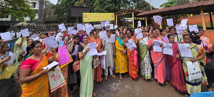 ಗೃಹ ಉದ್ಯೋಗ ನೀಡುವುದಾಗಿ ಹೇಳಿ ಮೋಸ ಮಾಡಿದ ವ್ಯಕ್ತಿಯನ್ನು ಬಂಧಿಸಬೇಕು ಎಂದು ಆಗ್ರಹಿಸಿ ಬೆಳಗಾವಿಯಲ್ಲಿ ಮಂಗಳವಾರ ಪ್ರತಿಭಟನೆ ನಡೆಸಿದರು  ಪ್ರಜಾವಾಣಿ ಚಿತ್ರ