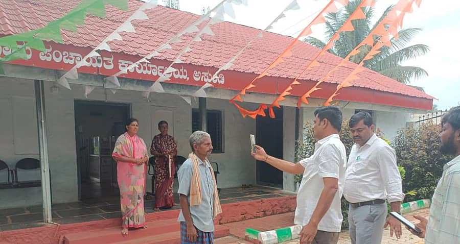 ಗದಗ ತಾಲ್ಲೂಕಿನ ಅಸುಂಡಿ ಗ್ರಾಮ ಪಂಚಾಯಿತಿ ವ್ಯಾಪ್ತಿಯಲ್ಲಿ ಮಂಗಳವಾರ ಉದ್ಯೋಗ ಖಾತ್ರಿ ಜಾಬ್ಕಾರ್ಡ್ ಇ- ಕೆವೈಸಿ ಪ್ರಕ್ರಿಯೆ ನಡೆಯಿತು