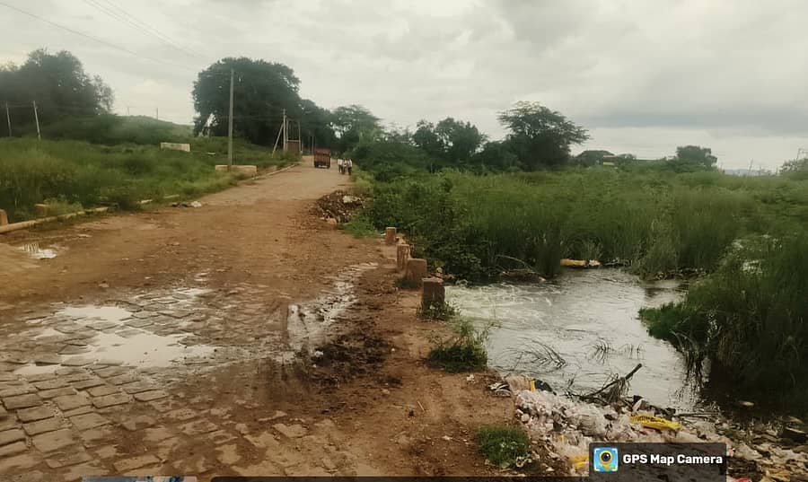 ಶಿರಹಟ್ಟಿ ತಾಲ್ಲೂಕಿನ ಬನ್ನಿಕೊಪ್ಪ ಗ್ರಾಮದ ಸೇತುವೆ ಸಂಪೂರ್ಣ ಹಾಳಾಗಿರುವುದು