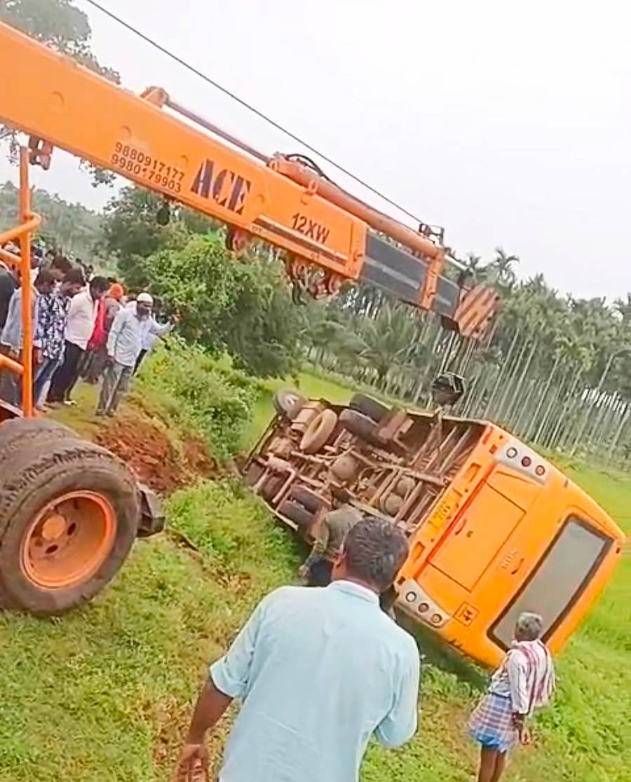 ಮಾಗಡಿ ತಾಲ್ಲೂಕಿನ ಬಿಸ್ಕೂರು ಏರಿ ಬಳಿ ನಿಯಂತ್ರಣ ತಪ್ಪಿ ಹಳ್ಳಕ್ಕೆ ಬಿದ್ದಿರುವ ಕಾಲೇಜು ಬಸ್