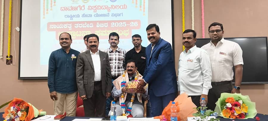 ದಾವಣಗೆರೆ ವಿಶ್ವವಿದ್ಯಾಲಯದ ಶಿವಗಂಗೋತ್ರಿ ಆವರಣದಲ್ಲಿ ಮಂಗಳವಾರ ನಡೆದ ಸಮಾರಂಭದಲ್ಲಿ ಪೂರ್ವ ವಲಯದ ಐಜಿಪಿ ಬಿ.ಆರ್. ರವಿಕಾಂತೇಗೌಡ ಅವರನ್ನು ಸನ್ಮಾನಿಸಲಾಯಿತು