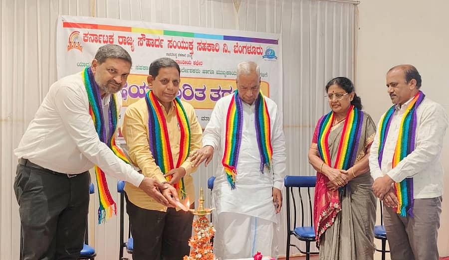 ಶಹಾಪುರದ ಮಾತೋಶ್ರಿ ಸಭಾಂಗಣದಲ್ಲಿ ಮಂಗಳವಾರ ಸೌಹಾರ್ದ ಸಹಕಾರಿ ಸಂಘದ ಸಮಾಲೋಚನಾ ಸಭೆಯನ್ನು ಸಹಕಾರಿ ಸಂಘದ ಧುರೀಣರು ಉದ್ಘಾಟಿಸಿದರು