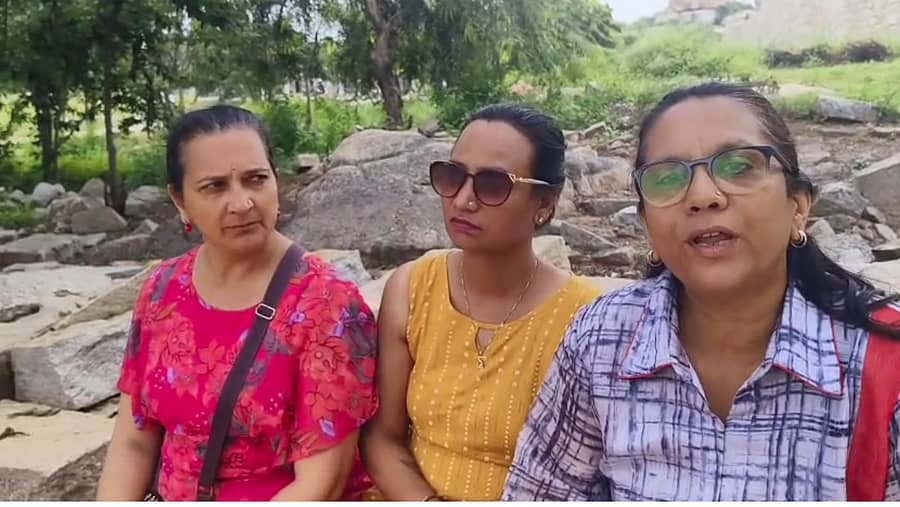 <div class="paragraphs"><p>ಮಹಾರಾಷ್ಟ್ರದ ಪುಣೆಯಿಂದ ಹಂಪಿಗೆ ಪ್ರವಾಸಕ್ಕೆ ಬಂದಿದ್ದ ಮಹಿಳೆಯರು</p></div>