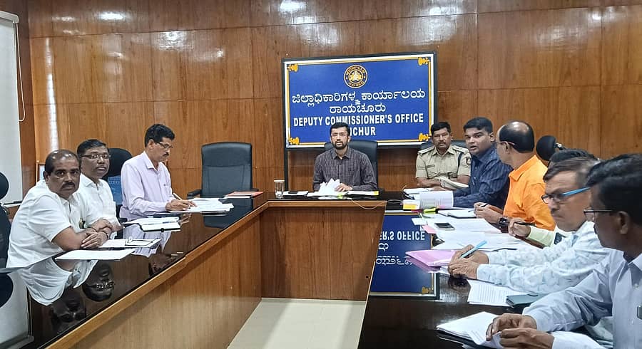 ರಾಯಚೂರಿನ ನೂತನ ಜಿಲ್ಲಾಡಳಿತ ಭವನದ ಸಭಾಂಗಣದಲ್ಲಿ ನಡೆದ ಬಿಳಿಜೋಳ ಖರೀದಿ ಕುರಿತ ಜಿಲ್ಲಾ ಮಟ್ಟದ ಟಾಸ್ಕ್ ಫೋರ್ಸ್ ಸಭೆಯಲ್ಲಿ ಜಿಲ್ಲಾಧಿಕಾರಿ ನಿತೀಶ್ ಕೆ. ಮಾತನಾಡಿದರು