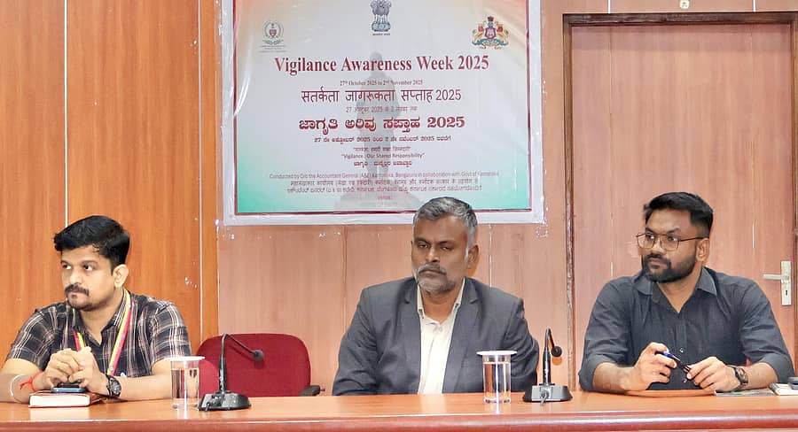 ಕಾರವಾರದ ಜಿಲ್ಲಾ ಪಂಚಾಯಿತಿ ಸಭಾಂಗಣದಲ್ಲಿ ಡಿಜಿಟಲ್ ಲೈಪ್ ಸರ್ಟಿಫಿಕೇಟ್ ಅಭಿಯಾನದ ಕುರಿತು ಮಾಹಿತಿ ನೀಡುವ ಕಾರ್ಯಕ್ರಮದಲ್ಲಿ ಸಿಇಒ ಡಾ.ದಿಲೀಷ್ ಶಶಿ, ಇತರ ಅಧಿಕಾರಿಗಳು ಪಾಲ್ಗೊಂಡಿದ್ದರು.