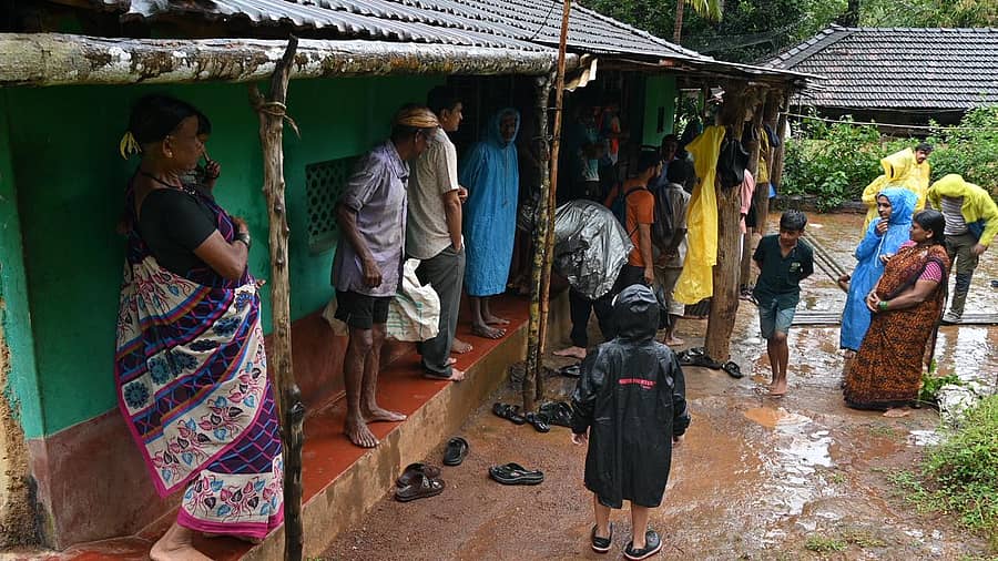 ಶಿರಸಿ ತಾಲ್ಲೂಕಿನ ಪಟ್ಟಣದ ಹೊಳೆ ಜಲಾನಯನ ಪ್ರದೇಶದಲ್ಲಿ ನದಿ ಜೋಡಣೆ ವಿರೋಧಿಸಿ ನಡೆದ ಅಧ್ಯಯನದ ವೇಳೆ ಮನೆ ಮನೆ ಭೇಟಿ ನೀಡಿ ಮಾಹಿತಿ ಸಂಗ್ರಹ ಕಾರ್ಯ ನಡೆಯಿತು