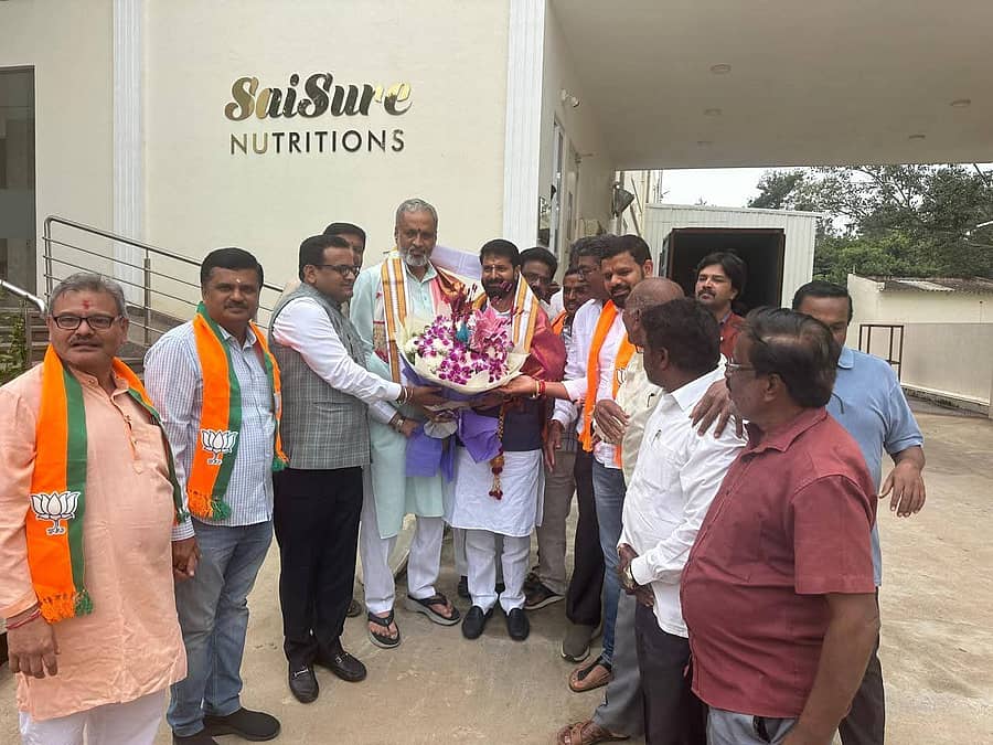 ಚಿಕ್ಕಬಳ್ಳಾಪುರ ತಾಲ್ಲೂಕಿನ ಮುದ್ದೇನಹಳ್ಳಿಯ ಸತ್ಯಸಾಯಿ ಗ್ರಾಮದಲ್ಲಿ ನಡೆಯುತ್ತಿರುವ ಒಂದು ಜಗತ್ತು ಒಂದು ಕುಟುಂಬ ವಿಶ್ವ ಸಾಂಸ್ಕೃತಿಕ ಉತ್ಸವ  ಕಾರ್ಯಕ್ರಮದಲ್ಲಿ ಪಾಲ್ಗೊಳ್ಳಲು ಬಂದ ವಿಶ್ವೇಶ್ವರ ಹೆಗಡೆ ಕಾಗೇರಿ ಮತ್ತು ಸಿ.ಟಿ.ರವಿ ಅವರನ್ನು ಬಿಜೆಪಿ ಮುಖಂಡರು ಸ್ವಾಗತಿಸಿದರು