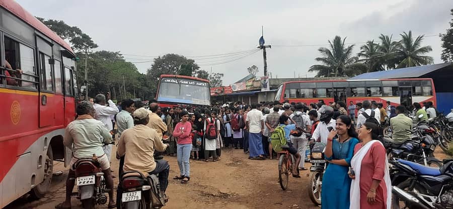 ಮುಂಡಗೋಡ ತಾಲ್ಲೂಕಿನ ಪಾಳಾ ಕ್ರಾಸ್ನಲ್ಲಿ ಸಾರ್ವಜನಿಕರು ಸಾರಿಗೆ ಬಸ್ಗಳನ್ನು ತಡೆದು ಪ್ರತಿಭಟನೆ ನಡೆಸಿದರು